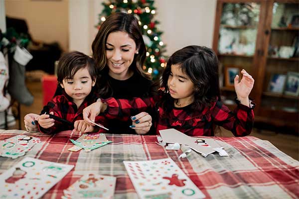 original_images/victoria-family-decorating-gingerbread-holiday-cards.jpg
